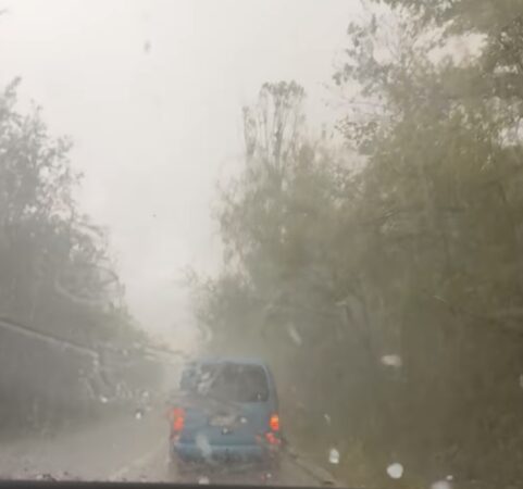 Vreme severă: Urmează zile cu frig, furtuni, grindină, inundații și ninsori la munte