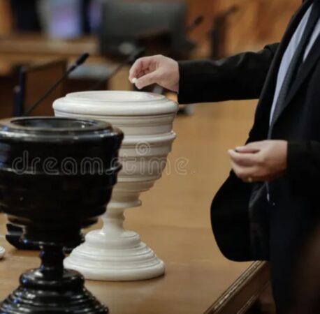  Ziua moțiunii: politica la votul decisiv al aritmeticii parlamentare