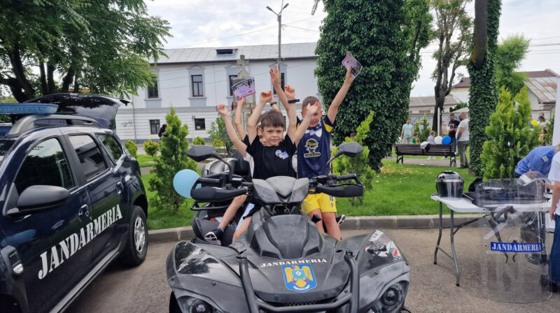 1 Iunie plin de zâmbete și activități educative alături de jandarmii și polițiștii din Dâmbovița