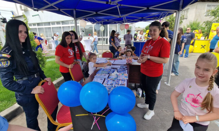 1 Iunie plin de zâmbete și activități educative alături de jandarmii și polițiștii din Dâmbovița