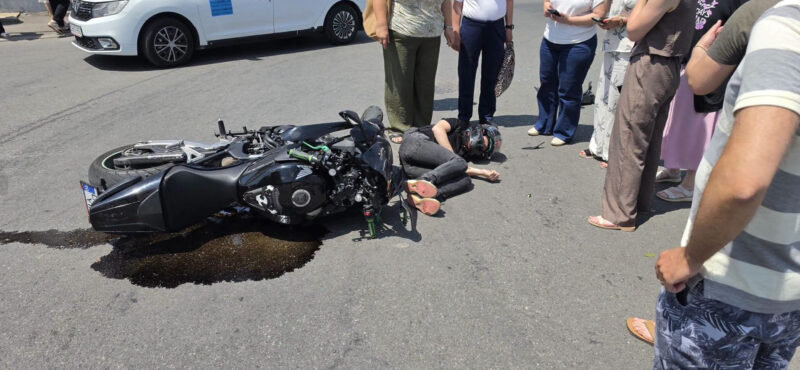 Accident violent în Târgoviște: motociclist rănit după impact puternic Accident violent în Târgoviște: motociclist rănit după impact puternic