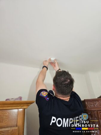Aproape 500 de detectoare de fum și monoxid de carbon vor fi montate în Dâmbovița, prin campania „Detector pentru viață”