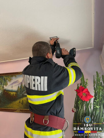 Aproape 500 de detectoare de fum și monoxid de carbon vor fi montate în Dâmbovița, prin campania „Detector pentru viață”