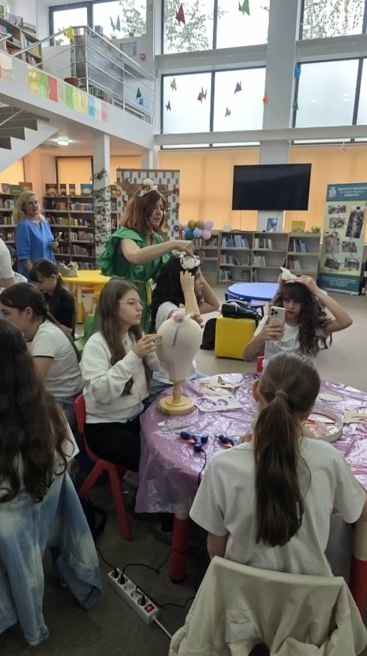„Atelier de bentițe florale”, creativitate și culoare la Filiala pentru Copii a Bibliotecii Județene Dâmbovița