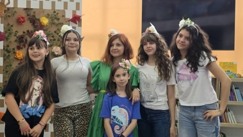 „Atelier de bentițe florale”, creativitate și culoare la Filiala pentru Copii a Bibliotecii Județene Dâmbovița „Atelier de bentițe florale”, creativitate și culoare la Filiala pentru Copii a Bibliotecii Județene Dâmbovița