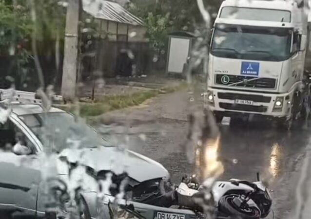 Carambol pe DN 1A, la Butimanu: motociclist rănit în urma unui impact în lanț