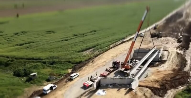 Centura Găești prinde contur! Se montează grinzile la primul pod al variantei ocolitoare