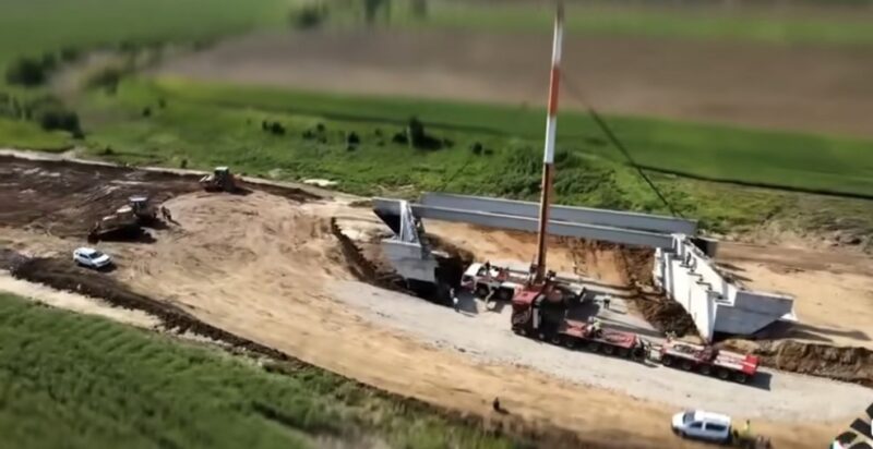 Centura Găești prinde contur! Se montează grinzile la primul pod al variantei ocolitoare