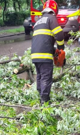 Furtuna a creat probleme în mai multe localități din Dâmbovița Furtuna a creat probleme în mai multe localități din Dâmbovița