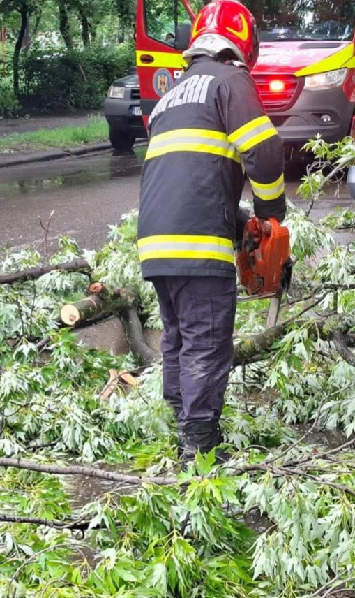 Furtuna a creat probleme în mai multe localități din Dâmbovița