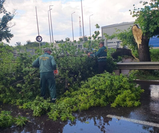 Furtuna a pus pe jar autoritățile din Dâmbovița! Mai multe gospodării inundate, intervenții în lanț ale pompierilor