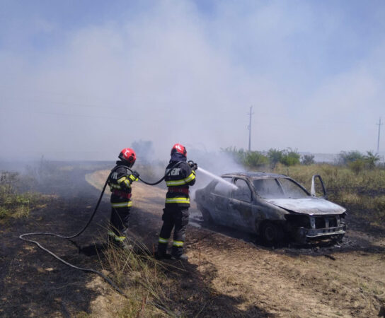 INCENDIU DE PROPORȚII ÎN CORNĂȚELU: FLĂCĂRILE AU CUPRINS VEGETAȚIE USCATĂ ȘI UN AUTOTURISM