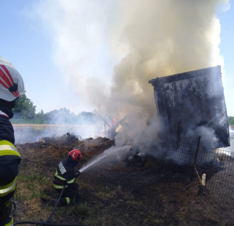 Incendiu la o remorcă  cu baloți în Sălcioara: intervenție rapidă a pompierilor dâmbovițeni