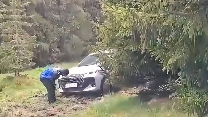 Intervenție în Bucegi: un turist străin a rămas blocat cu autoturismul într-o  mlaștină 