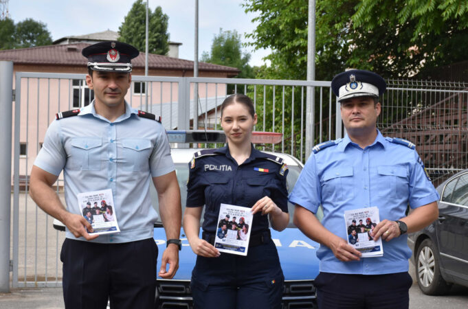 Jandarmii, polițiștii și pompierii dâmbovițeni, alături de elevi și părinți în perioada examenelor naționale Jandarmii, polițiștii și pompierii dâmbovițeni, alături de elevi și părinți în perioada examenelor naționale