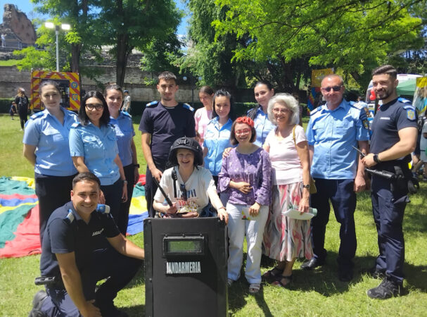 Jandarmii dâmbovițeni, aproape de cei mici la „Orășelul Copiilor” din Parcul Chindia