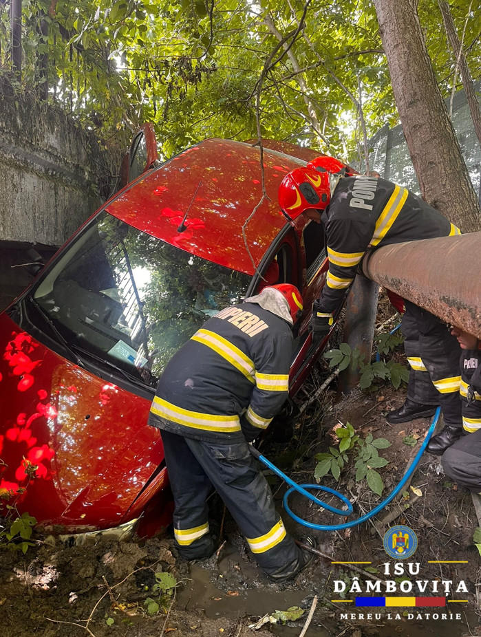 La un pas de tragedie în Hulubești: șofer de 79 de ani, a ajuns cu mașina într-un canal