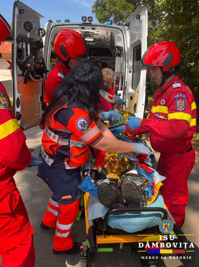 La un pas de tragedie în Hulubești: șofer de 79 de ani, a ajuns cu mașina într-un canal