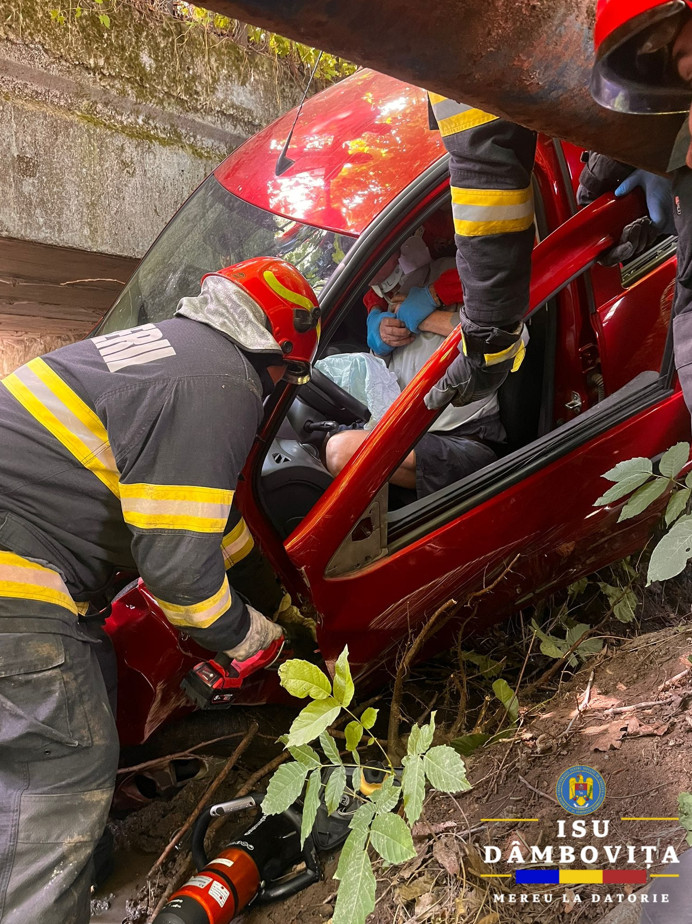 La un pas de tragedie în Hulubești: șofer de 79 de ani, a ajuns cu mașina într-un canal