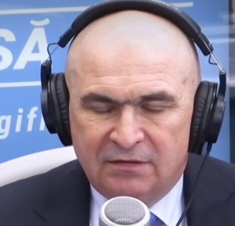 Negocieri fără finalitate clară, poziționări de forță și guverne desenate pe hârtie înainte ca realitatea parlamentară să le valideze. Negocieri fără finalitate clară, poziționări de forță și guverne desenate pe hârtie înainte ca realitatea parlamentară să le valideze.
