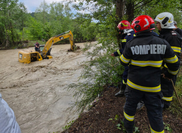 PERSOANĂ SALVATĂ DINTR-O VIITURĂ CU ELICOPTERUL: INTERVENȚIE COMPLEXĂ A ISU DÂMBOVIȚA ȘI IGAV
