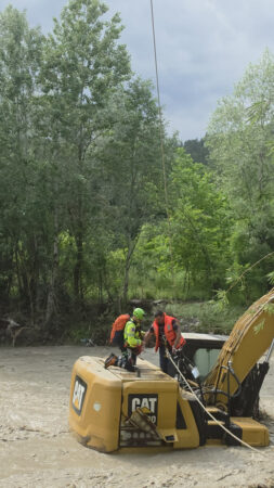PERSOANĂ SALVATĂ DINTR-O VIITURĂ CU ELICOPTERUL: INTERVENȚIE COMPLEXĂ A ISU DÂMBOVIȚA ȘI IGAV
