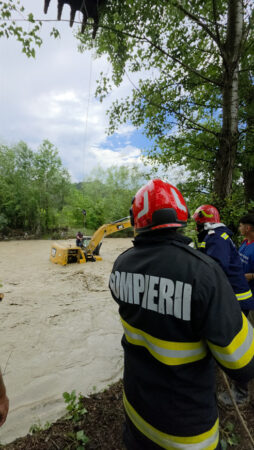 PERSOANĂ SALVATĂ DINTR-O VIITURĂ CU ELICOPTERUL: INTERVENȚIE COMPLEXĂ A ISU DÂMBOVIȚA ȘI IGAV