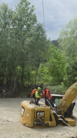 PERSOANĂ SALVATĂ DINTR-O VIITURĂ CU ELICOPTERUL: INTERVENȚIE COMPLEXĂ A ISU DÂMBOVIȚA ȘI IGAV