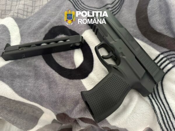 Percheziții  în Ulmi: pistol și muniție descoperite de polițiști 