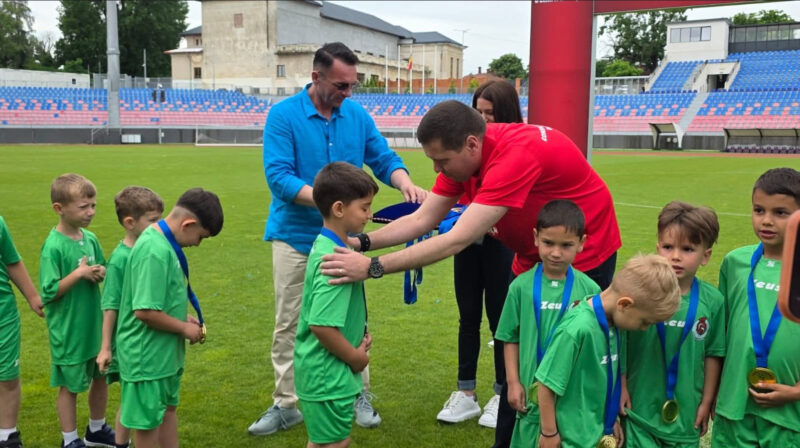 Primarul Daniel Cristian Stan și președintele CJ Dâmbovița, Corneliu Ștefan, au premiat micii campioni ai fotbalului dâmbovițean