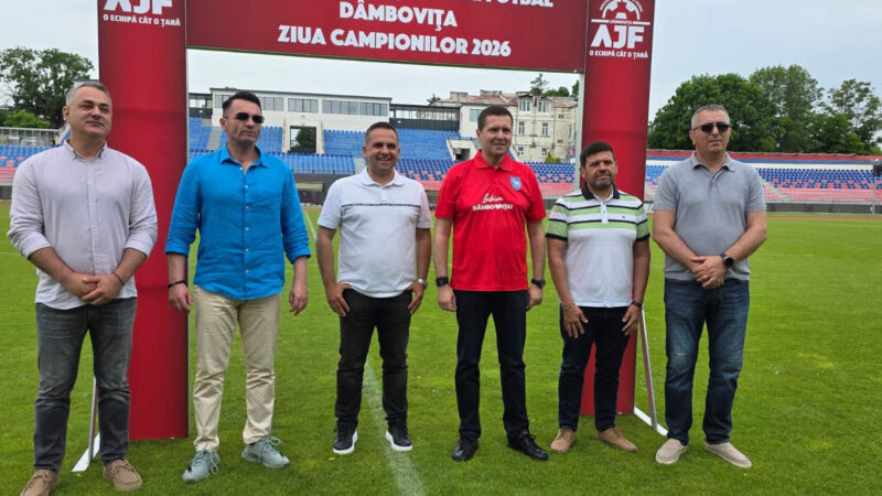 Primarul Daniel Cristian Stan și președintele CJ Dâmbovița, Corneliu Ștefan, au premiat micii campioni ai fotbalului dâmbovițean