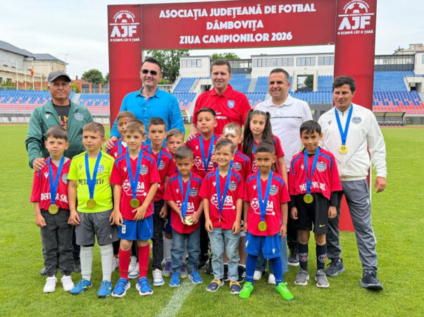 Primarul Daniel Cristian Stan și președintele CJ Dâmbovița, Corneliu Ștefan, au premiat micii campioni ai fotbalului dâmbovițean