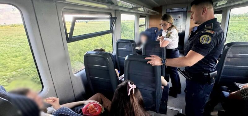 Siguranță în tren: polițiștii au vorbit cu elevii despre pericolele reale Siguranță în tren: polițiștii au vorbit cu elevii despre pericolele reale