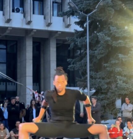 Spectacol de neuitat la BABEL: dansul pe role a electrizat Piața „Mihai Viteazul”