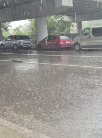 Vreme capricioasă în Dâmbovița! Umbrela nu trebuie să lipsească din geantă în următoarele zile