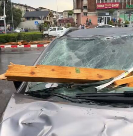 TÂRGOVIȘTEA, MĂTURATĂ DE O FURTUNĂ VIOLENȚĂ! Un acoperiș s-a prăbușit peste un trecător, zeci de apeluri la 112 și intervenții în tot orașul