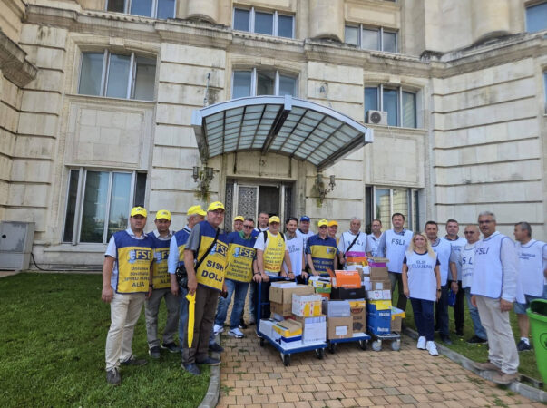 Peste 160.000 de semnături pentru modificarea Legii Educației. Sindicatele din învățământ cer intervenția urgentă a Parlamentului