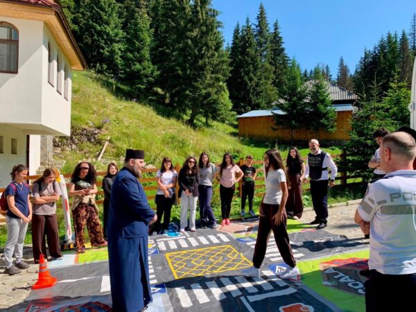 42 de tineri merituoși din Dâmbovița, recompensați cu tabere de vară la Mănăstirea Peștera 42 de tineri merituoși din Dâmbovița, recompensați cu tabere de vară la Mănăstirea Peștera