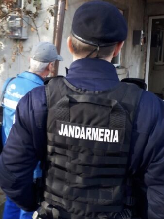 AU FURAT CURENT ANI LA RÂND! Doi bărbați din Răcari, sub control judiciar după ce au ocolit contoarele și s-au  branșat ilegal la rețea