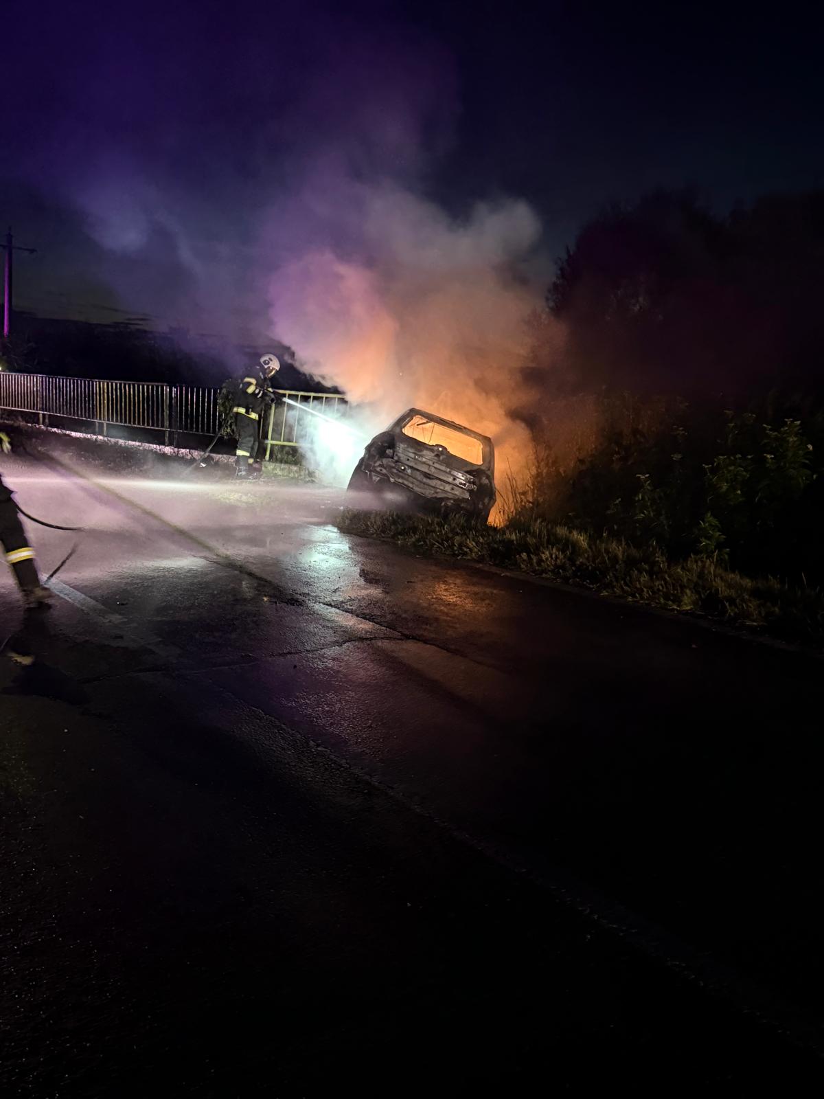 Accident grav la Adânca! Un autoturism a luat foc după ce s-a izbit de un cap de pod