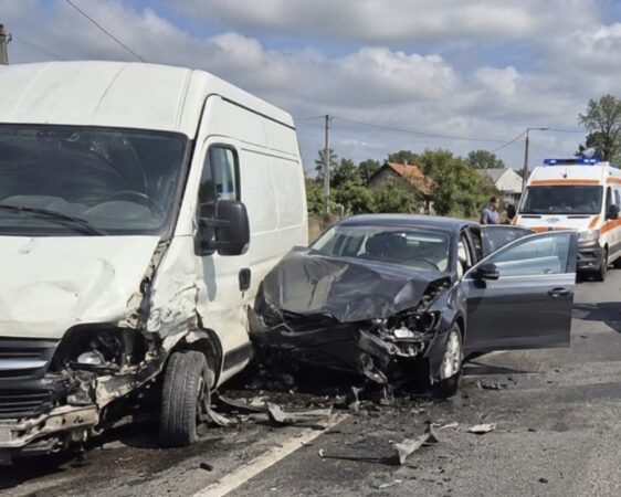 Accident grav pe DN 61, la Ionești! Patru persoane, printre care doi copii, au ajuns la spital Accident grav pe DN 61, la Ionești! Patru persoane, printre care doi copii, au ajuns la spital
