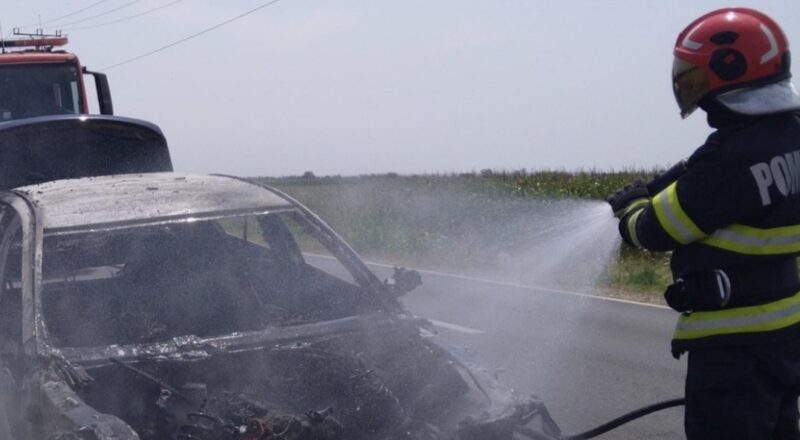 Autoturism distrus de flăcări în Bălteni. Pompierii au intervenit de urgență Autoturism distrus de flăcări în Bălteni. Pompierii au intervenit de urgență