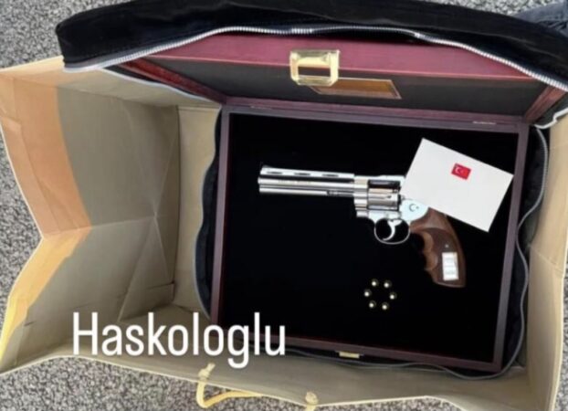 Cadou neobișnuit la Summitul NATO: Nicușor Dan a primit un pistol de la Erdogan. UHHHH! Arma va fi păstrată de SPP Cadou neobișnuit la Summitul NATO: Nicușor Dan a primit un pistol de la Erdogan. UHHHH! Arma va fi păstrată de SPP