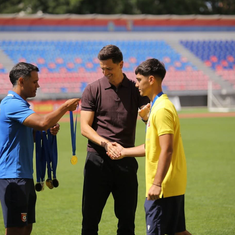 Campionii României, aplaudați la scenă deschisă! Chindia U17 și-a primit trofeul în fața propriilor suporteri