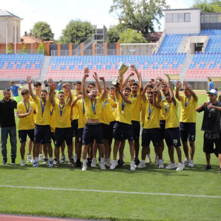 Campionii României, aplaudați la scenă deschisă! Chindia U17 și-a primit trofeul în fața propriilor suporteri Campionii României, aplaudați la scenă deschisă! Chindia U17 și-a primit trofeul în fața propriilor suporteri