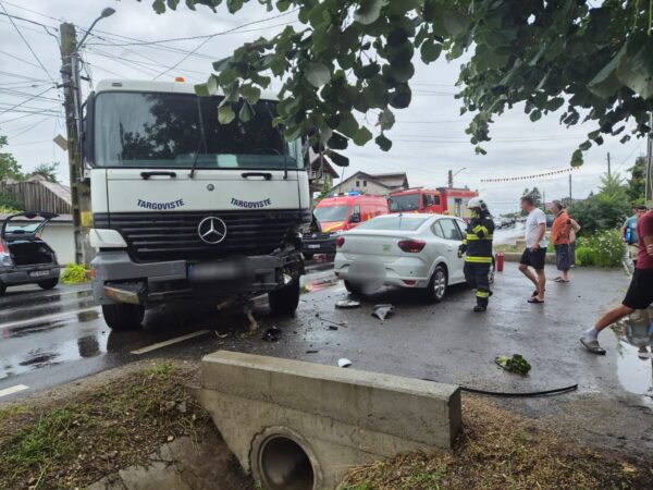 Coliziune între două autoturisme și un autocamion la Lazuri Coliziune între două autoturisme și un autocamion la Lazuri