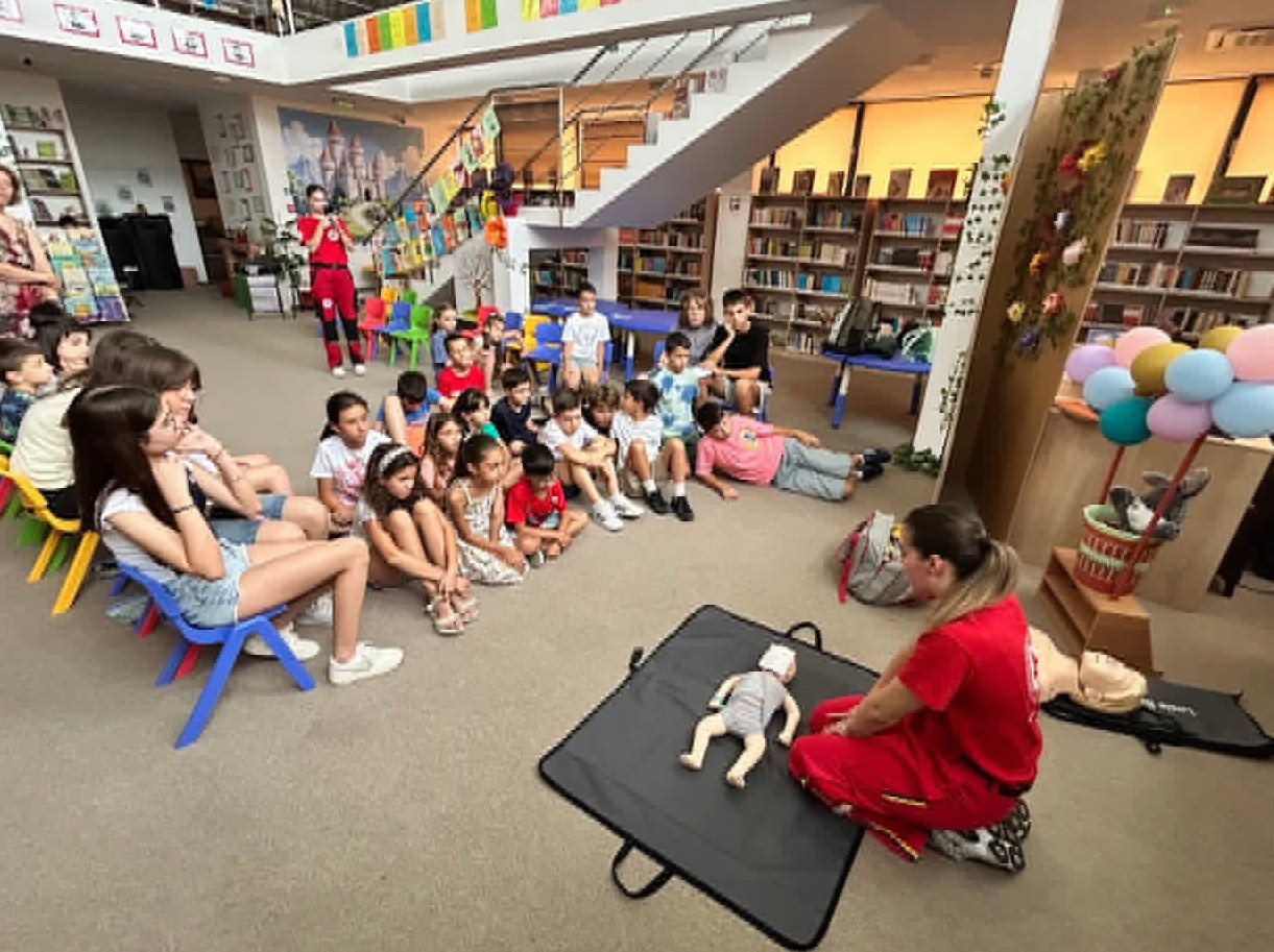 Copiii învață să fie responsabili la „Vacanța la Bibliotecă”. Lecții despre siguranță, bullying și apelul corect la 112