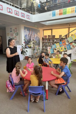 Creativitate și voie bună la „Vacanță la bibliotecă”! Copiii au realizat adevărate opere de artă hand-made Creativitate și voie bună la „Vacanță la bibliotecă”! Copiii au realizat adevărate opere de artă hand-made