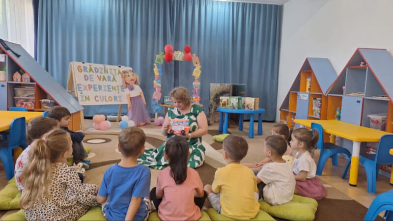 „Cu cartea la cei mici”:: Biblioteca Județeană Dâmbovița le-a adus magia poveștilor preșcolarilor din Târgoviște