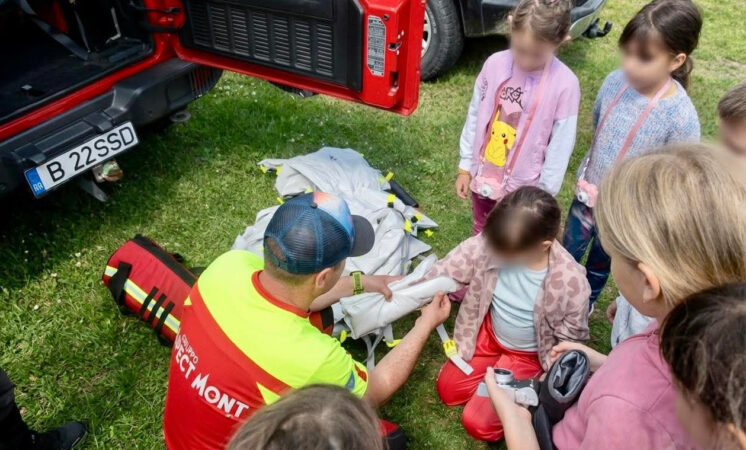 Elevii din Târgu Mureș, în vizită la Salvamont – Salvaspeo Dâmbovița. Lecție despre siguranța pe munte